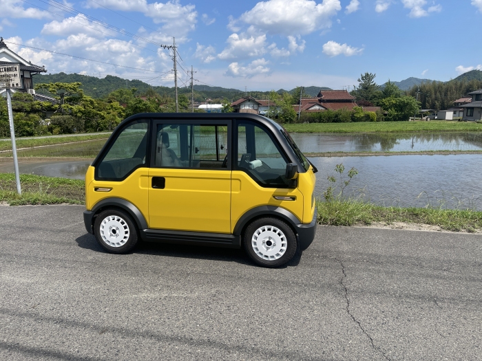 YouTubeで公開した超小型一人乗りEV車（画像：KGモーターズ発表資料より）