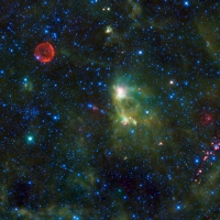有名なティコの超新星（SN1572）は、地球からの距離が8,000～9,800光年で、爆発当時の最高光度はマイナス4等級であったとされる。左上の赤い円がその残骸。(c) JPL / NASA/JPL-Caltech/UCLA