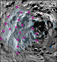 月の収縮が確認された南極付近（水色の四角領域はアルテミスIIIの着陸候補地、マゼンタの点は収縮断層に伴う地震の震源と想定される領域） (c) NASA / LRO / LROC / ASU /スミソニアン協会