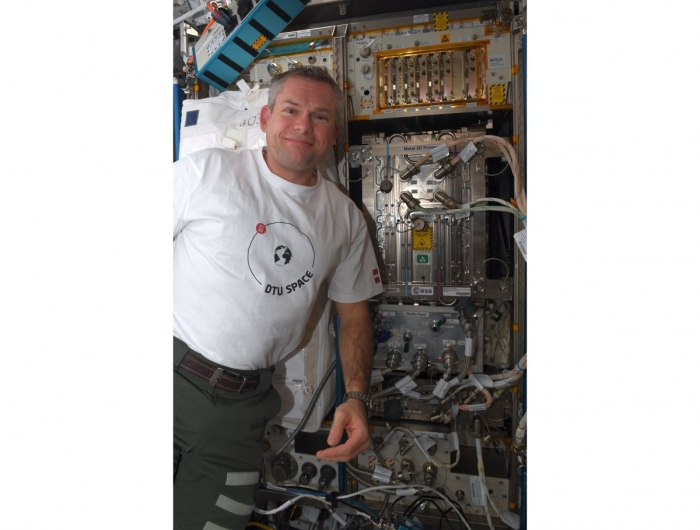 ISSに設置された金属用3Dプリンターでミッションを行うESAの宇宙飛行士。 (c) ESA/NASA