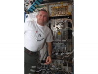ISSに設置された金属用3Dプリンターでミッションを行うESAの宇宙飛行士。 (c) ESA/NASA