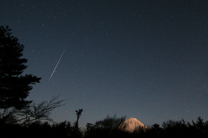 2021年12月15日に河口湖町で撮影されたふたご座流星群の明るい流星。(c) 佐藤 幹哉（国立天文台）