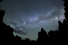 米キャニオンランズ国立公園から撮影され天の川。銀河系には星間雲の濃い場所とそうでない場所が混在している。星間雲の濃い場所を通過する際、氷河期につながる可能性があるという。(c) NPS/Kait Thomas