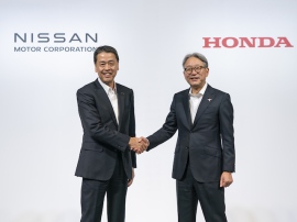 8月1日、日産自動車とHonda 次世代SDVプラットフォームの基礎的要素技術の共同研究契約を締結した際の内田誠 日産自動車社長(左)と三部敏宏 本田技研社長