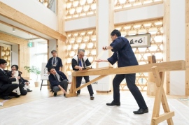 AQ Groupの入社式といえば、家を建てる大工の基礎であるカンナ削りを全ての新入社員が体験し、家づくりに対する匠の心を伝える「カンナ削りの入社式」が2006 年の入社式からの恒例となっている