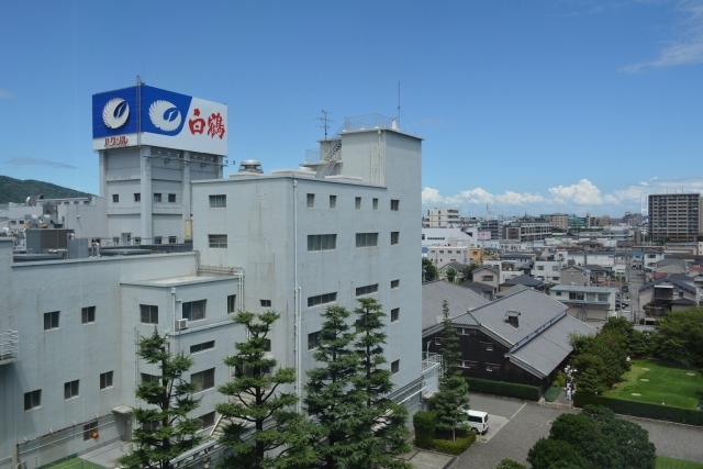 日本全国には多くの酒蔵があるが、景気の減退や後継者不足、その他様々な理由から、酒造りを断念してしまう酒蔵も多い。白鶴酒造はそんな酒蔵を救うべく、経営を受け継いでいるという