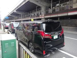 Photo:2025年日本国際博覧会(大阪・関西万博)特別仕様ナンバープレート=登録自動車(事業用)寄付金ありフルカラー版を装着した正規の個人タクシー = 営業車の本来の地色の部分は矢印の部分に残されているのみ ©sawahajime Photo:2025年日本国際博覧会(大阪・関西万博)特別仕様ナンバープレート=登録自動車(事業用)寄付金ありフルカラー版を装着した正規の個人タクシー = 営業車の本来の地色の部分は矢印の部分に残されているのみ ©sawahajime