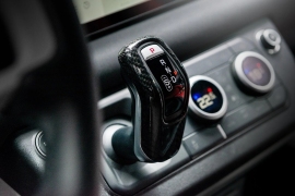 英国発のカスタムブランドKAHN DESIGNが提案する取りつけ・取り外しが安易なカーボン素材を使用したシフトノブトリム(画像:A Kahn Design 発表資料より) 英国発のカスタムブランドKAHN DESIGNが提案する取りつけ・取り外しが安易なカーボン素材を使用したシフトノブトリム(画像:A Kahn Design 発表資料より)