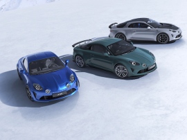 アルピーヌA110のラインアップをアルピーヌブランド創立70周年を記念して刷新する 写真左から、限定車のアルピーヌA110アニバーサリー(960.0万円)、アルピーヌA110GTS(1200.0万円)、もっともスパルタンなアルピーヌA110R70(1790.0万円) アルピーヌA110のラインアップをアルピーヌブランド創立70周年を記念して刷新する 写真左から、限定車のアルピーヌA110アニバーサリー(960.0万円)、アルピーヌA110GTS(1200.0万円)、もっともスパルタンなアルピーヌA110R70(1790.0万円)