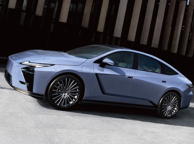 中国市場で出遅れた日系メーカーのEV戦略　たが、4月開催の上海モーターショーでは日系電動車が目白押し　写真は8世代目となるLEXUSグローバルサルーン「ES」、BEVとHEVを搭載し発表、巻き返しを図る