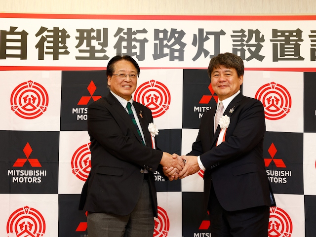 三菱自、PHEVのバッテリーを再利用した自律型街路灯を開発　この初号機を設置した愛知県岡崎市社会福祉協議会サービスセンターで行なわれた記念式に出席した、内田康宏・岡崎市長(写真左)と三菱自・執行役員の岩本和明氏