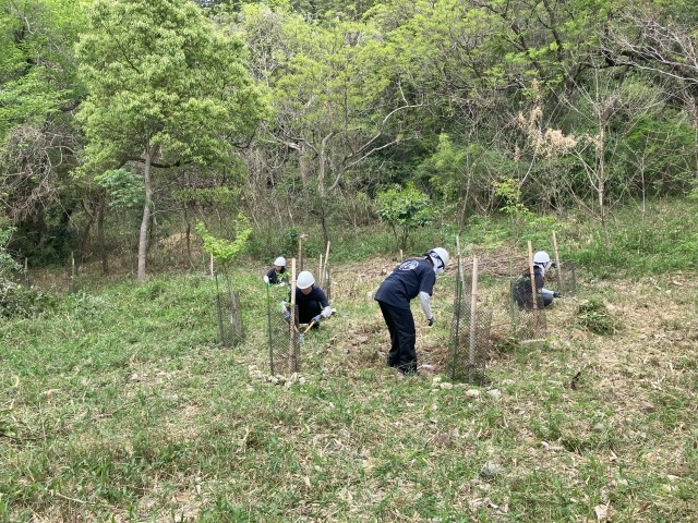 オフィスで仕事を教わるだけでなく、青空の下で年代の違う先輩社員や上司らと共に汗を流すことで、世代を超えた理解や交流も深まることだろう