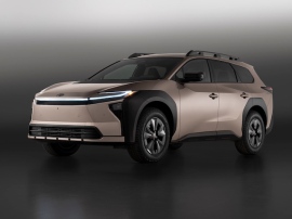 全長4830mm×全幅1860mm×全高1620mm　アウトドアシーンでの使用を重視し、ラゲッジルームの広さ、ルーフキャリアの設計に拘った設計の新型BEV「bZ Woodland」