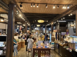 灘五郷酒造組合が主催するプログラム「日本酒の聖地でぶらり酒造巡り」は、白鶴酒造資料館の座学付き・案内者付きの見学プランがある 灘五郷酒造組合が主催するプログラム「日本酒の聖地でぶらり酒造巡り」は、白鶴酒造資料館の座学付き・案内者付きの見学プランがある