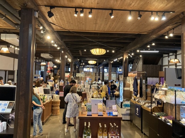 灘五郷酒造組合が主催するプログラム「日本酒の聖地でぶらり酒造巡り」は、白鶴酒造資料館の座学付き・案内者付きの見学プランがある