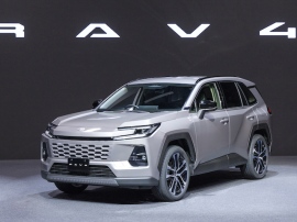 6代目の新型に生まれ変わった「RAV4」　標準車となる「CORE」(写真)のほか、オフロード志向の「ADVENTURE」、オンロードの走りを追求した「GRスポーツ」の3タイプをラインアップする