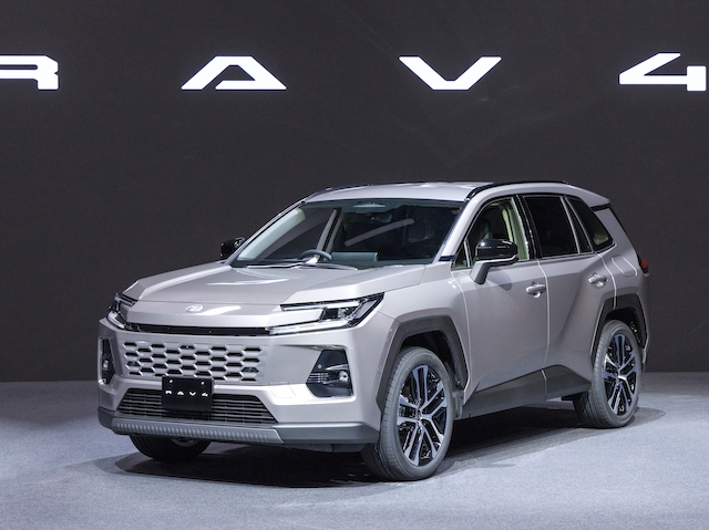 6代目の新型に生まれ変わった「RAV4」　標準車となる「CORE」(写真)のほか、オフロード志向の「ADVENTURE」、オンロードの走りを追求した「GRスポーツ」の3タイプをラインアップする
