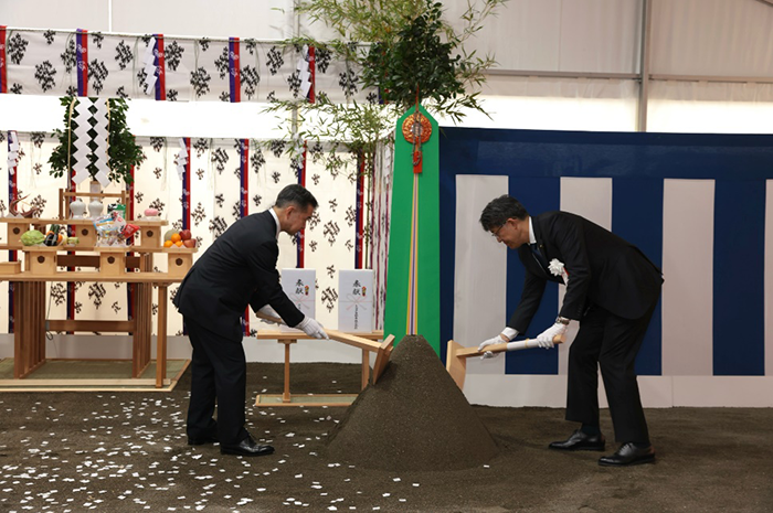 5月23日に実施された起工式。鍬入れをした京急電鉄川俣幸宏社長（左）と
トヨタ佐藤恒治社長（右）。