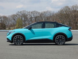 空力特性に優れたデザインを目指して設計した新型リーフ　日本仕様で空気抵抗係数(CD値)が0.26という優れた空力性能を実現　欧州市場向け仕様では、専用タイヤやドアミラーの採用により、さらに低い0.25を達成した