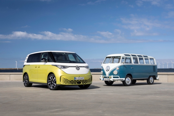 ID.Buzz（左）とType 2（写真：フォルクスワーゲン・ジャパン発表資料より）
