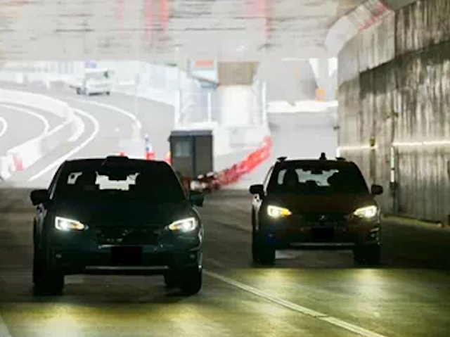 アスファルト舗装道路の内部に光ファイバーセンサケーブルを敷設、センシング技術を用いた路車協調型自動運転の実証の模様　「自動運転車両と道路インフラ、周辺を走行する車両およびサーバーなどとの間で情報通信を行ない自動運転車両の走行を支援する」