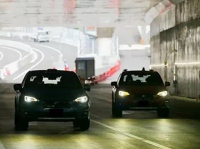 アスファルト舗装道路の内部に光ファイバーセンサケーブルを敷設、センシング技術を用いた路車協調型自動運転の実証の模様　「自動運転車両と道路インフラ、周辺を走行する車両およびサーバーなどとの間で情報通信を行ない自動運転車両の走行を支援する」