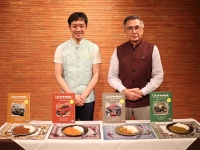 4種のカレーを前に、鳥善・代表取締役の伊達善隆氏(写真左)、SUZUKI代表取締役社長・鈴木俊宏氏(右)