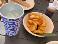 最近はリゾート感の高い海の家が増え、海を眺めながら美味しい料理とお酒を楽しむスタイルが人気を呼んでいる 最近はリゾート感の高い海の家が増え、海を眺めながら美味しい料理とお酒を楽しむスタイルが人気を呼んでいる