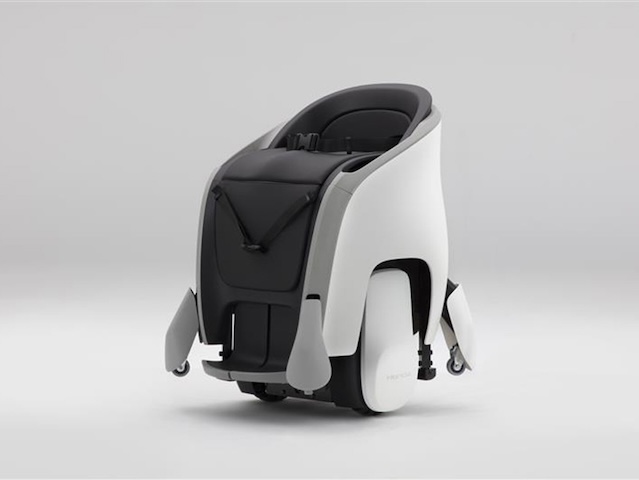 Honda「UNI-ONEサービス契約」の販売パッケージには以下の内容を含む。UNI-ONE本体、交換式バッテリー(2個)、充電器、定期点検、オンサイト修理サービス、コールセンター、保険、運用管理システム(アプリ)