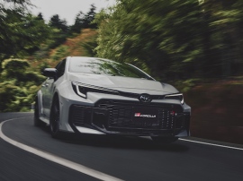 街中だけでなく、ニュルブルクリンクのような過酷な上下動のある環境でもクルマとドライバーの一体感の高い走りを実現するため、ボディ骨格と吸気冷却性能を改善した新型GRカローラ 街中だけでなく、ニュルブルクリンクのような過酷な上下動のある環境でもクルマとドライバーの一体感の高い走りを実現するため、ボディ骨格と吸気冷却性能を改善した新型GRカローラ