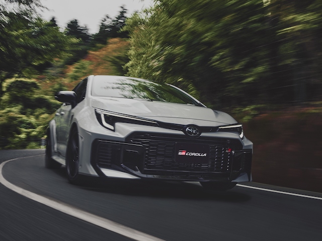 街中だけでなく、ニュルブルクリンクのような過酷な上下動のある環境でもクルマとドライバーの一体感の高い走りを実現するため、ボディ骨格と吸気冷却性能を改善した新型GRカローラ