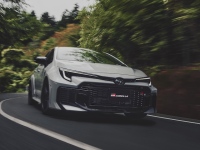 街中だけでなく、ニュルブルクリンクのような過酷な上下動のある環境でもクルマとドライバーの一体感の高い走りを実現するため、ボディ骨格と吸気冷却性能を改善した新型GRカローラ