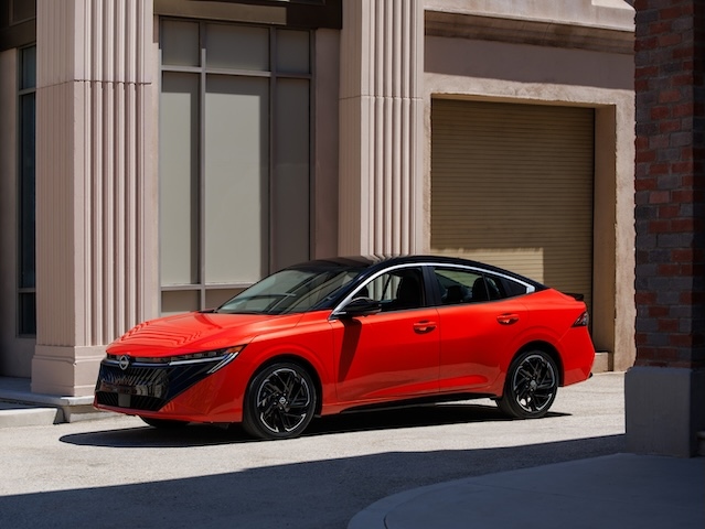 トランク、リアフェンダー、ミラーの形状に工夫をし、加えてフラットアンダーボディによる空気抵抗の低減にもこだわった斬新なデザインのエクステリアが与えられた日産の新型セントラ