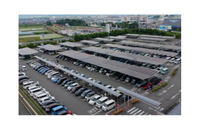 平面駐車場 『ソーラーカーポート』のイメージ（イオンモール発表資料より）