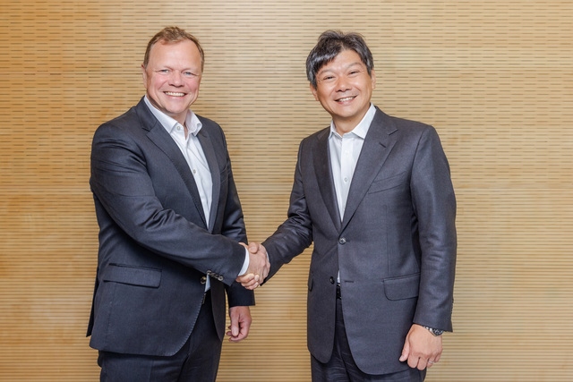 (左)シェフラーAG E-Mobility Division CEO Thomas Stierle、(右)ローム株式会社 取締役 常務執行役員 伊野和英