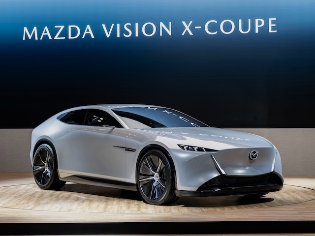 「MAZDA VISION X-COUPE」　2ローター・ロータリーターボエンジンとモーター、バッテリーを組み合わせたPHEV　全長5050mm×全幅1995mm×全高1480mmの大柄ながらスポーティなエクステリアが光る