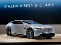 「MAZDA VISION X-COUPE」　2ローター・ロータリーターボエンジンとモーター、バッテリーを組み合わせたPHEV　全長5050mm×全幅1995mm×全高1480mmの大柄ながらスポーティなエクステリアが光る