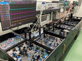 NTTが2024年11月に発表した、開発中の光量子コンピュータの実機(画像: NTTの発表資料より) NTTが2024年11月に発表した、開発中の光量子コンピュータの実機(画像: NTTの発表資料より)