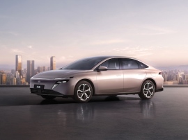 本文では触れなかったが、全長4831mm×全幅1885mm×全高1491mm、ホイールベース2815mmの比較的大柄なボディの新型「N6」