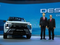 ベトナム・ホーチミンで行われた発表会に登壇した、左からMMV社長柳川智樹氏、セールス&マーケティング本部副本部長レ・ミン・ヴー氏