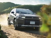 新型RAV4 Z(ハイブリッド車)　ボディカラーはアーバンロック　価格450.0万円