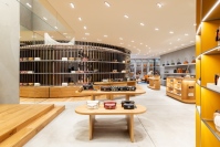 「コーチ」が銀座店をリニューアルオープン 　銀座の目抜き通りに映える「C」型スカルプチャー