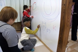 単なる食事提供の場から、学習支援、遊び場、地域交流イベントなど、子どもの成長を社会全体で見守る「地域の居場所」としての役割が拡大している