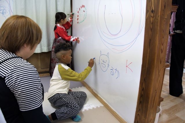 単なる食事提供の場から、学習支援、遊び場、地域交流イベントなど、子どもの成長を社会全体で見守る「地域の居場所」としての役割が拡大している