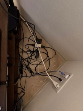 大掃除の最中は、住まいの様々な不満点や改善点が見えてくるもの(テレビ裏のコンセント類)