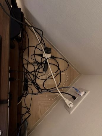 大掃除の最中は、住まいの様々な不満点や改善点が見えてくるもの(テレビ裏のコンセント類)