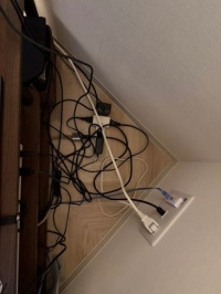 大掃除の最中は、住まいの様々な不満点や改善点が見えてくるもの(テレビ裏のコンセント類)