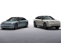 ソニー・ホンダモビリティは、開発を進めている「AFEELA 1」(写真左)について来年前半までに日本での納車を目指す　写真右は「AFEELA Prototype 2026」