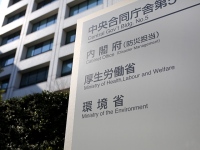 製造業はじめ医療・福祉分野での人手不足を外国人労働者に頼っている状況が浮かび上がっている