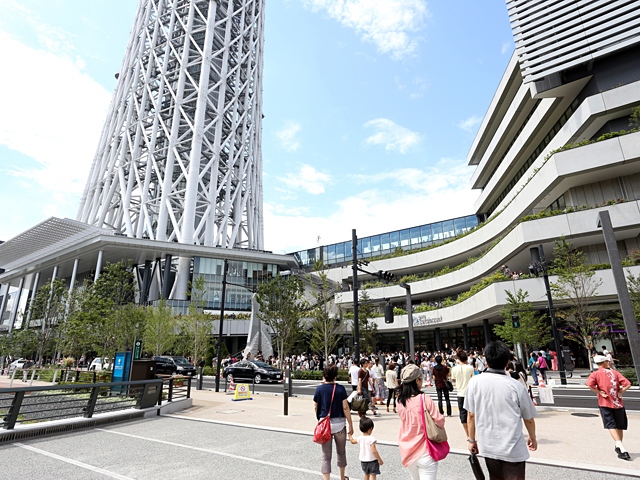 国内旅行単価が5万円を突破した背景にある「ご褒美消費」の定着と、人手不足による宿泊業界の構造変化